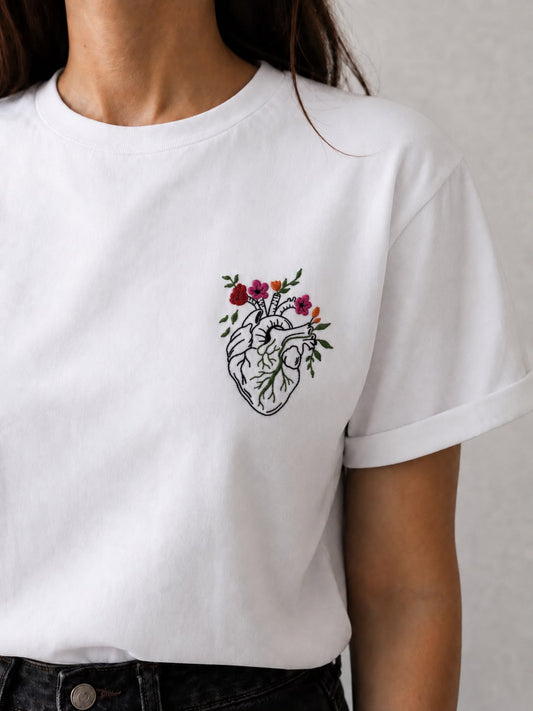 Cuore anatomico con fiori